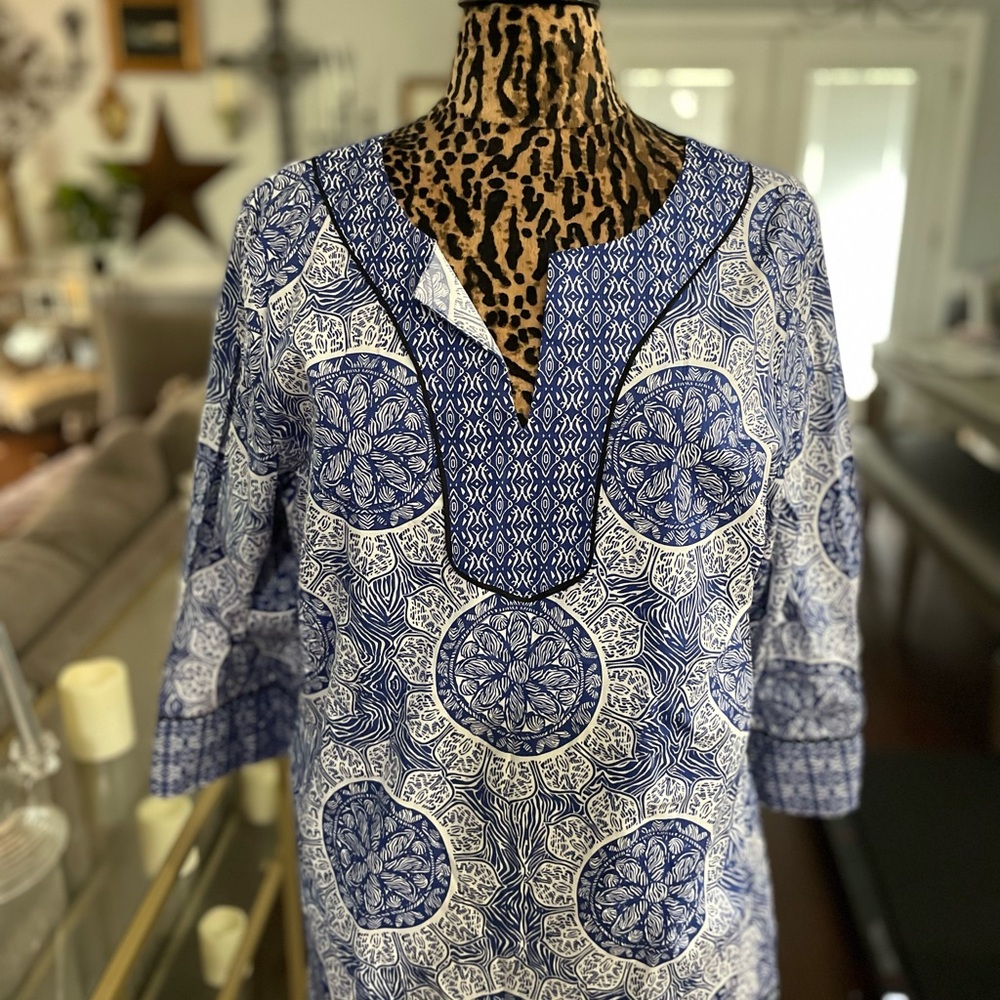 Dana Buchman Blue and White Leaf Print Top